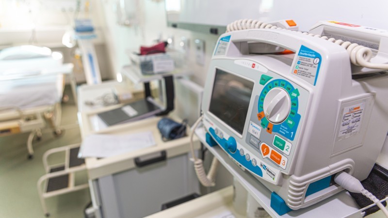 A imagem mostra um quarto de hospital aparelhado com destaque para um equipamento. 