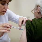 Mais de 2 milhões de idosos no Estado devem se vacinar contra a Influenza.