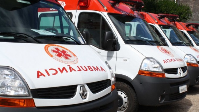 Imagem mostra a frente de algumas ambulâncias do Samu. 