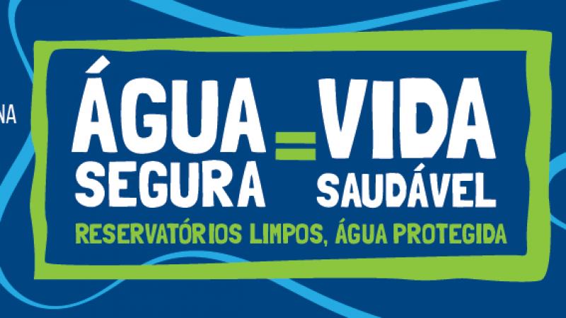 Cartaz promocional da campanha com os escritos "água segura= vida saudável" e "reservatórios limpos, água protegida". O fundo é azul com detalhes em verde. Letras em branco e verde.  