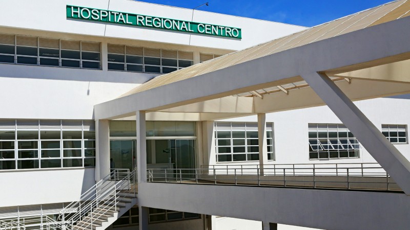 Imagem mostra o corredor e a frente do hospital. 
