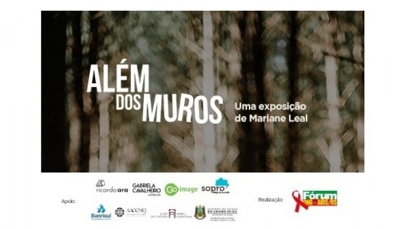 Folder da mostra com umas árvores ao fundo e o texto "Além dos Muros: uma exposição de Mariane Leal". Embaixo, tem os logotipos das entidades que apoiam e realizam o evento.  