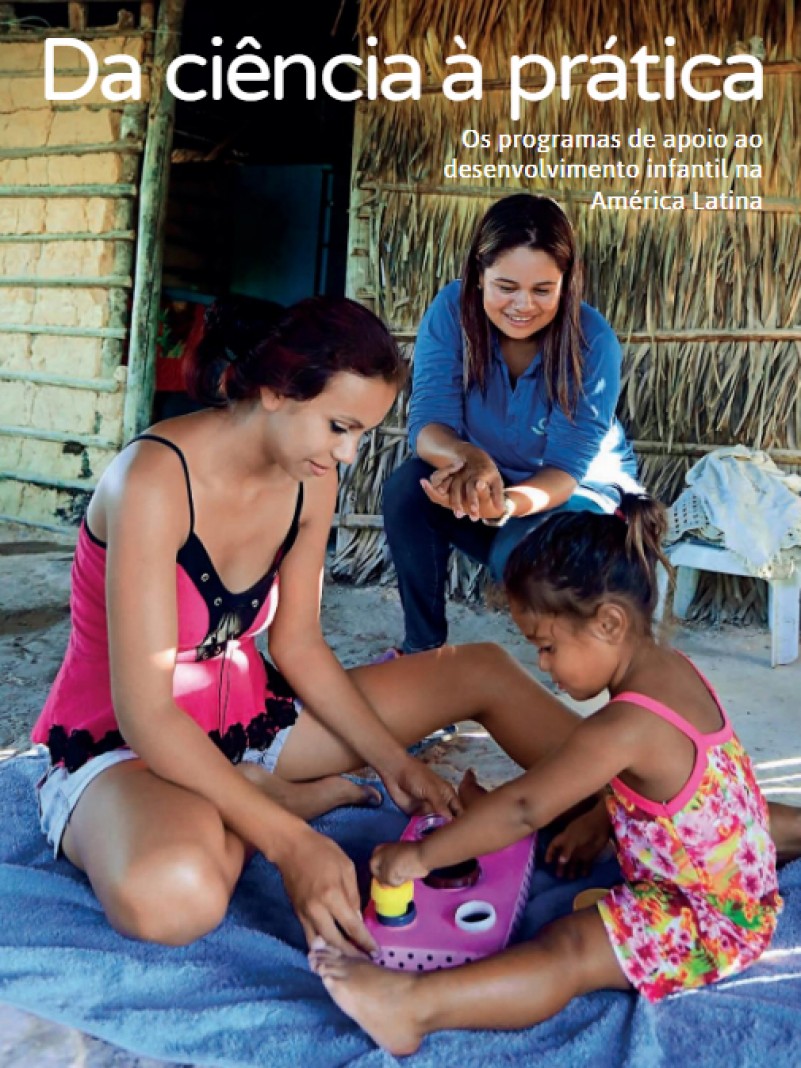 Imagem mostra a capa do livro publicado com a foto de uma criança brincando com um brinquedo pedagógico de encaixar e duas mulheres sorrindo e acompanhando a brincadeira 