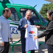 Curso de voo transplantes  - presidente da UNIAIR ganha camiseta da Central de Transplantes  em homengem á parceria